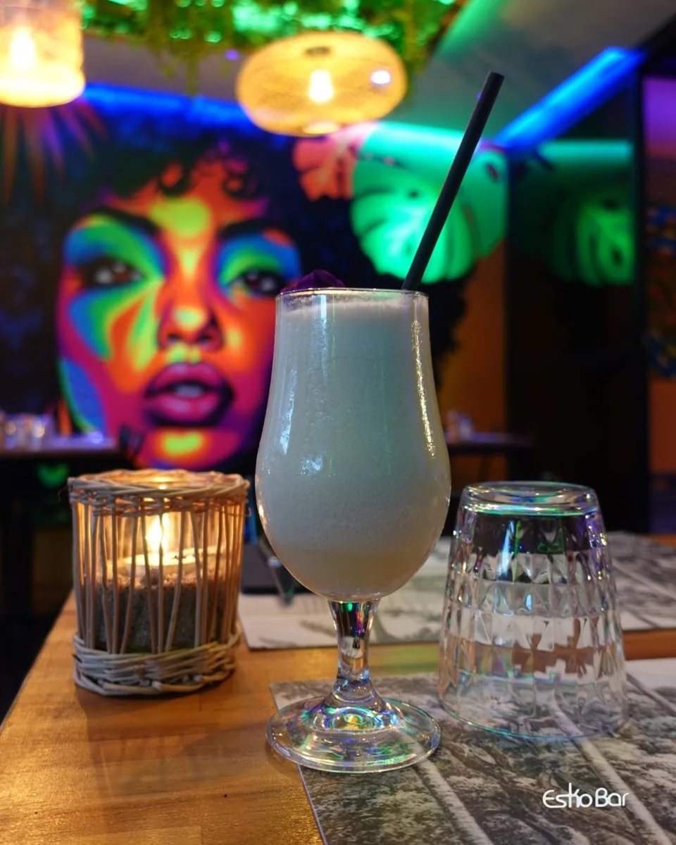 Cocktail présenté sur une table du bar