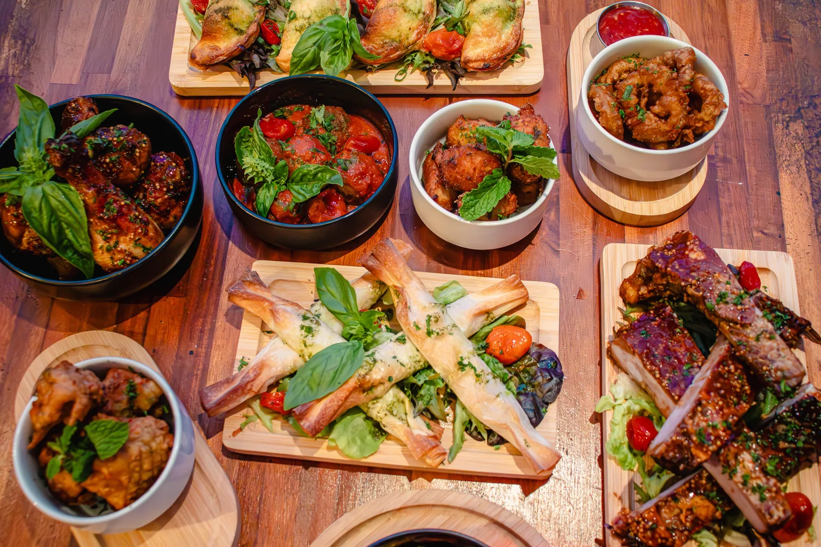 Une table de tapas et de plats à partager chez ESKOBAR
