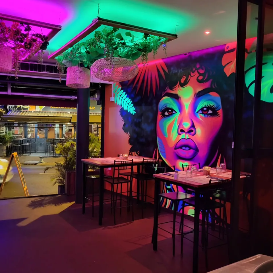Fresque colorée et tables en bois