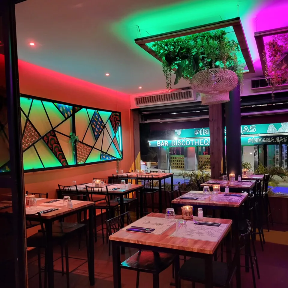 Vue de la salle, des tables et des lumières ESKOBAR