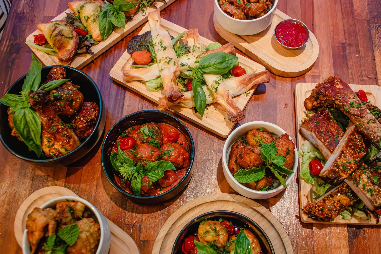 Sélection de plats et tapas présentés sur une table ESKOBAR
